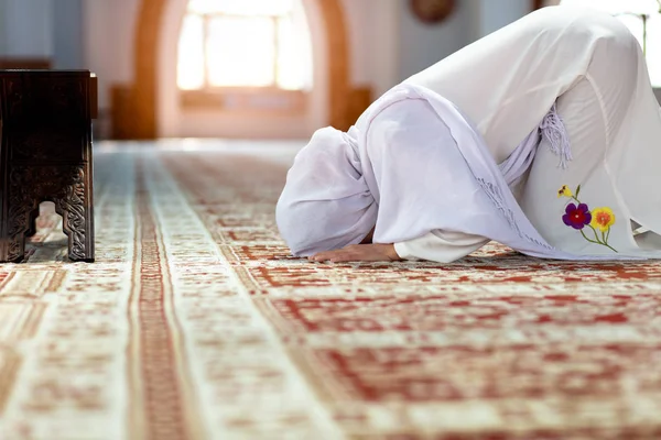 Young praying woman falling on knees in mosque — Stock Photo, Image