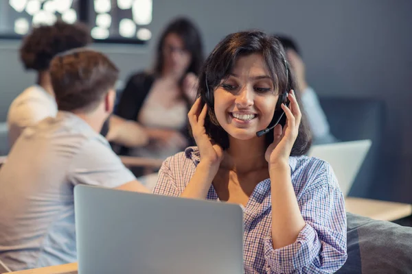 Bella operatore telefonico donna araba che lavora in un moderno ufficio startup — Foto Stock