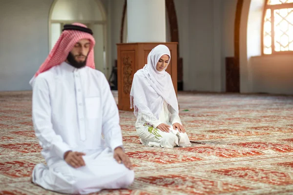 Muçulmano Orando homem e mulher na mesquita — Fotografia de Stock