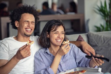 Genç çift pizza ve tv uzaktan