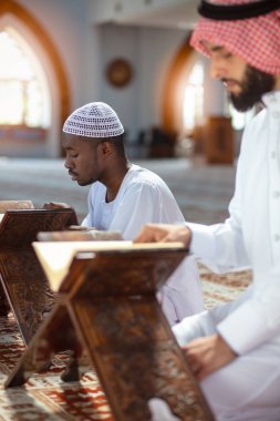 Müslüman erkeklerin camide kutsal kitaplar ile dua