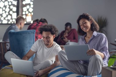 iş, başlangıç, teknoloji ve insan kavramı - ofis dizüstü ve tablet pc bilgisayar ile mutlu uluslararası yaratıcı ekibi