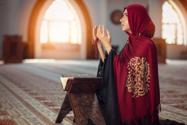 Diz camide düşen genç dua eden kadın