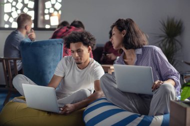 iş, başlangıç, teknoloji ve insan kavramı - ofis dizüstü ve tablet pc bilgisayar ile mutlu uluslararası yaratıcı ekibi