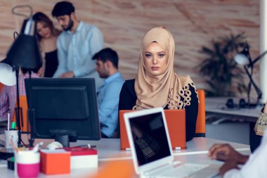 Genç yaratıcı başlangıç iş adamları modern ofis yapma planları ve projeleri toplantıda üzerinde