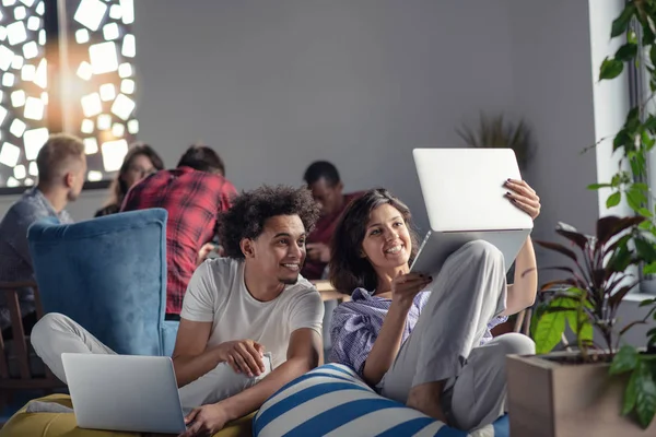 iş, başlangıç, teknoloji ve insan kavramı - ofis dizüstü ve tablet pc bilgisayar ile mutlu uluslararası yaratıcı ekibi