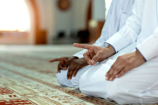 Hommes musulmans priant avec des livres saints dans la mosquée — Photo