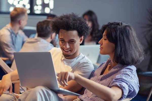 Negocio de puesta en marcha y nuevo concepto de tecnología móvil con joven pareja multiétnica en el interior de la oficina brillante moderna que trabaja en el ordenador portátil y tableta en el nuevo proyecto creativo y lluvia de ideas —  Fotos de Stock