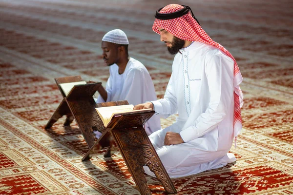 Muslim pria berdoa dengan buku-buku suci di masjid — Stok Foto