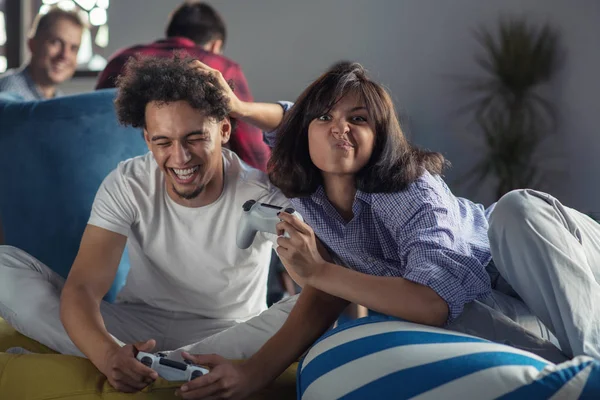 Casal feliz jogando jogos de vídeo no escritório de inicialização moderna — Fotografia de Stock