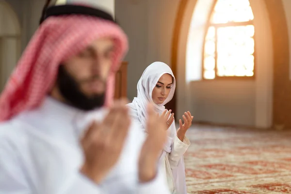 Muslimska bedjande man och kvinna i moskén — Stockfoto