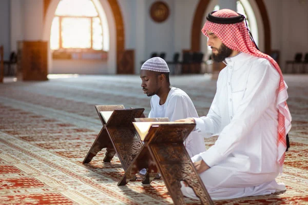 Muslim pria berdoa dengan buku-buku suci di masjid — Stok Foto