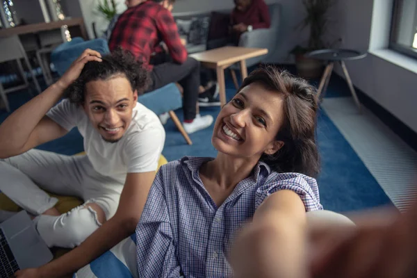 Grupo de felices y sonrientes empresarios haciendo selfies y gestos . — Foto de Stock