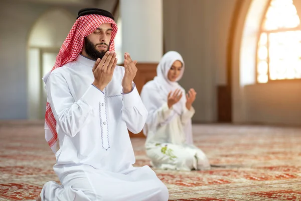 Muçulmano Orando homem e mulher na mesquita — Fotografia de Stock