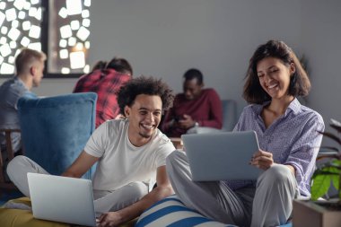 iş, başlangıç, teknoloji ve insan kavramı - ofis dizüstü ve tablet pc bilgisayar ile mutlu uluslararası yaratıcı ekibi