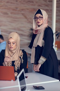 Genç yaratıcı başlangıç iş adamları modern ofis yapma planları ve projeleri toplantıda üzerinde