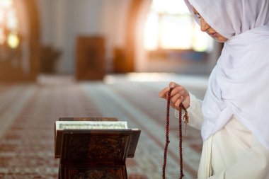 Dize boncuk kırpma Müslüman kadınla