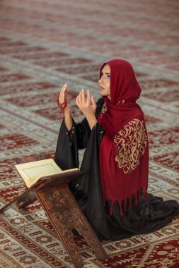 Diz camide düşen genç dua eden kadın