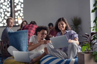 iş, başlangıç, teknoloji ve insan kavramı - ofis dizüstü ve tablet pc bilgisayar ile mutlu uluslararası yaratıcı ekibi