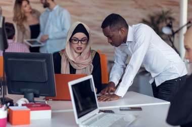 Başlangıç iş adamları modern ofis çalışma günlük iş grup. Teknik Ofis, teknoloji şirketi, teknoloji başlangıç, teknik ekip.
