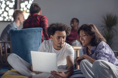 iş, başlangıç, teknoloji ve insan kavramı - ofis dizüstü ve tablet pc bilgisayar ile mutlu uluslararası yaratıcı ekibi