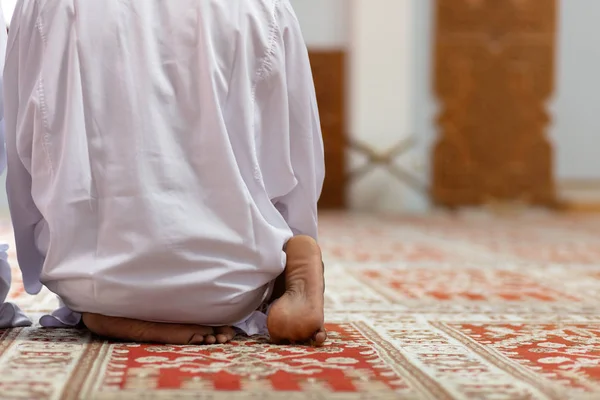 Homens muçulmanos rezando com livros sagrados na mesquita — Fotografia de Stock