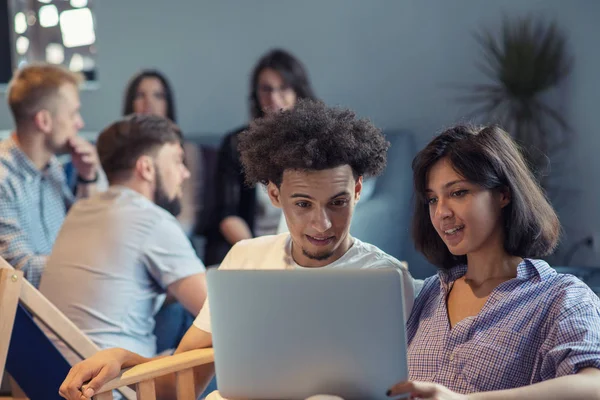 Negocio Puesta Marcha Nuevo Concepto Tecnología Móvil Con Joven Pareja —  Fotos de Stock