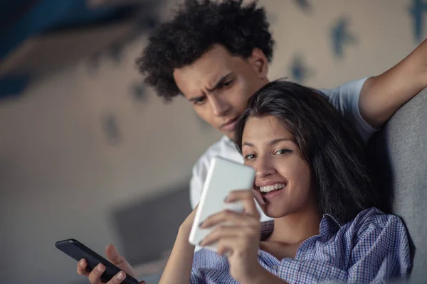 Jovem atraente casal diverso navegando na internet, usando computador portátil, sorrindo . — Fotografia de Stock