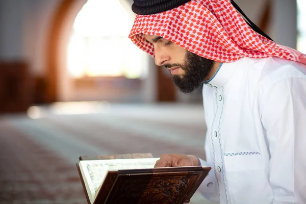 Etnis pria membaca Quran dan berdoa di masjid — Stok Foto