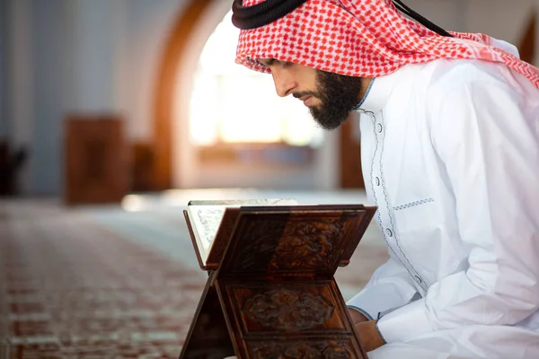 Uomo etnico che legge il Corano e prega in moschea — Foto Stock