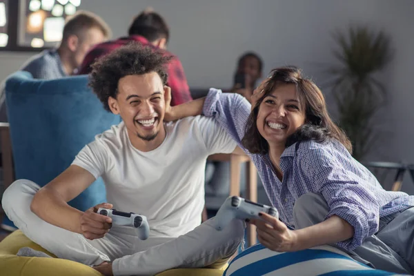 Glückliches Paar spielt Videospiele im modernen Startup-Büro — Stockfoto