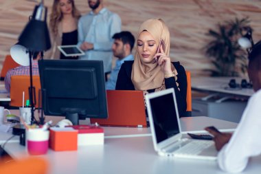 Genç yaratıcı başlangıç iş adamları modern ofis yapma planları ve projeleri toplantıda üzerinde