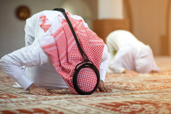 Musulmán rezando hombre y mujer en la mezquita — Foto de Stock