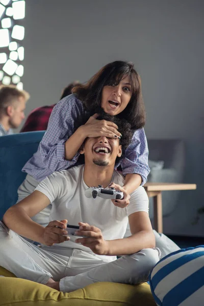 Pareja feliz jugando videojuegos en la moderna oficina de startups — Foto de Stock