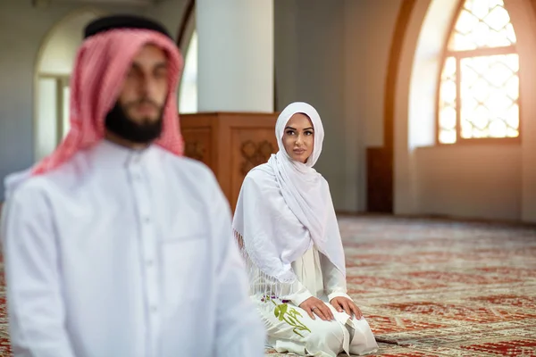 Muslim Berdoa pria dan wanita di masjid — Stok Foto