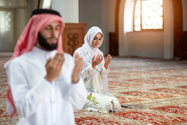 Muslim Berdoa pria dan wanita di masjid — Stok Foto