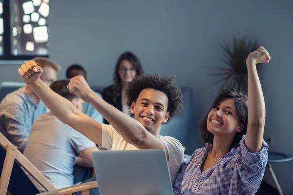 Negocio Puesta Marcha Nuevo Concepto Tecnología Móvil Con Joven Pareja — Foto de Stock