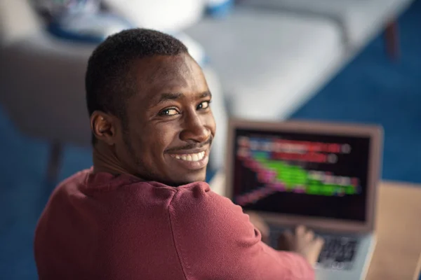 Nahaufnahme einer Person, die im Startup-Büro auf dem Laptop tippt. — Stockfoto