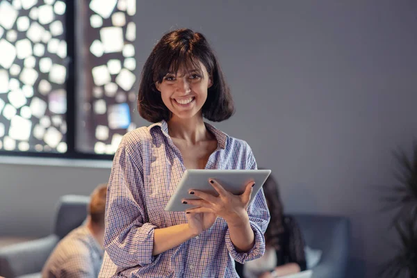 Портрет усміхненої жінки в офісі з планшетом — стокове фото