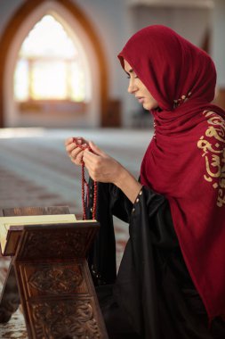 Diz camide düşen genç dua eden kadın