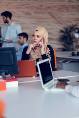 Genç yaratıcı başlangıç iş adamları modern ofis yapma planları ve projeleri toplantıda üzerinde