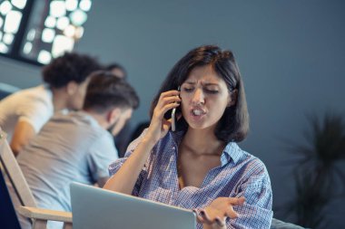 başlangıç iş ve yeni mobil teknoloji konsept dizüstü bilgisayar üzerinde çalışan genç ile çok ırklı