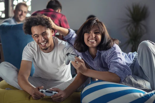 Casal feliz jogando jogos de vídeo no escritório de inicialização moderna — Fotografia de Stock