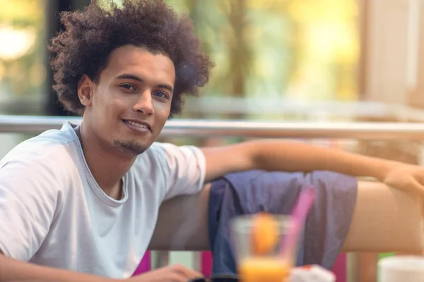 Närbild porträtt av stilig glada afrikanska man leende tittar på kameran. — Stockfoto