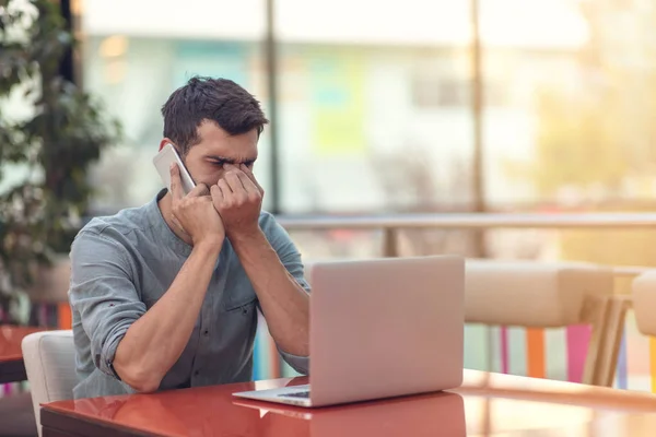 Upphetsad glad skäggiga freelancer läsa mail med resultat om seger i moderna online-tävling sitter på bärbar dator vid bord. — Stockfoto