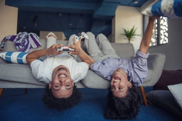 Fiatal pár élvez játék video játékok együtt. — Stock Fotó