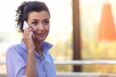 Kahve içme sırasında portre, Genç kız konuşmaya phone