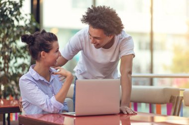 İki kahve dükkanı, göçebe işçi kavramsal, çift iş kafede dizüstü bilgisayar ile birlikte çalışma serbest