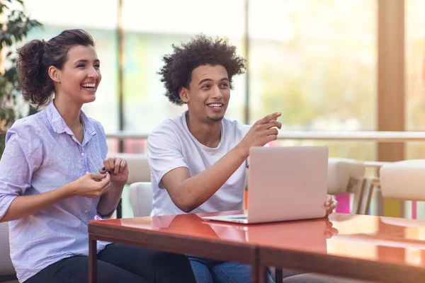 Casal interracial usando tablet computador no café — Fotografia de Stock