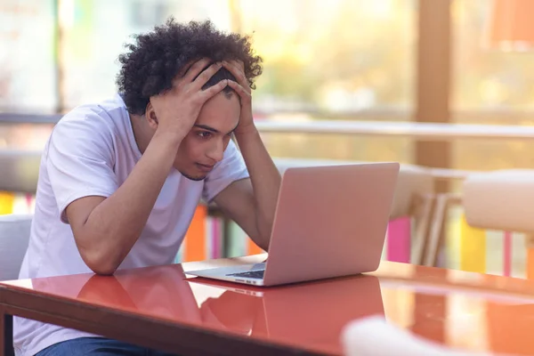 Image d'un homme d'affaires afro-américain travaillant sur son ordinateur portable. Beau jeune homme à son bureau . — Photo